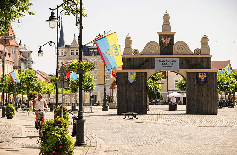 Flagi Górnego Śląska i Polski na ulicach Pszczyny