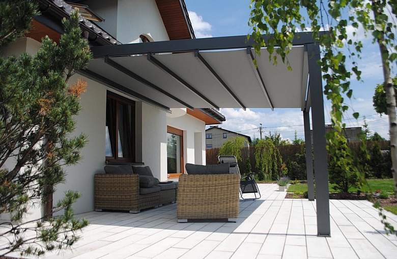 Pergola drewniana czy pergola aluminiowa - która lepiej się sprawdzi na tarasie?