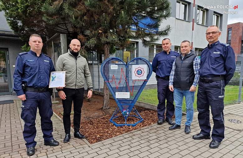 SERCE NA PLASTIKOWE NAKRĘTKI STANĘŁO PRZED PSZCZYŃSKĄ KOMENDĄ