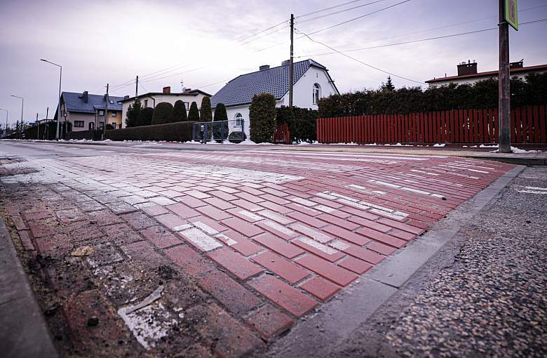 Pszczyna. Nowe chodniki, peron autobusowy i wyniesione przejścia dla pieszych przy ul. Skłodowskiej-Curie