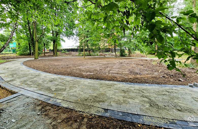 Trwa budowa ścieżek i placyku przy szpitalu