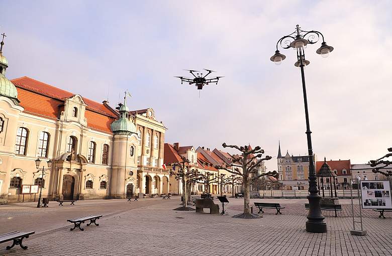 Pszczyna: Dron lata nad budynkami