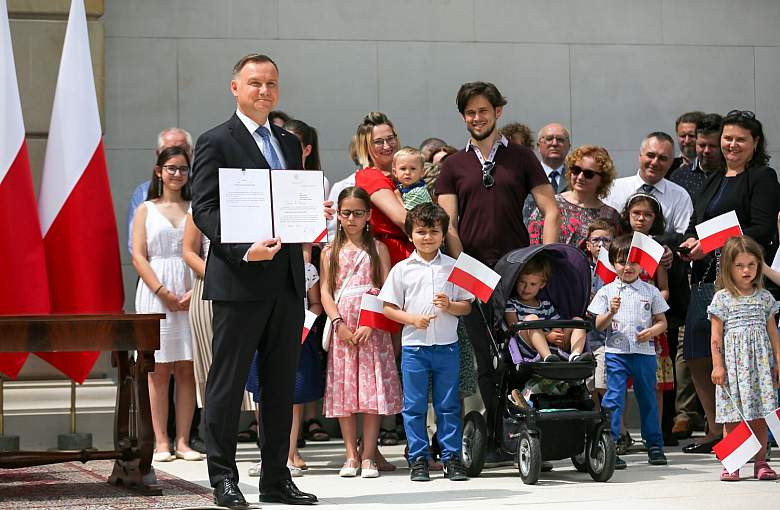 Prezydent podpisał projekt zmiany konstytucji. Chodzi o adopcję dzieci