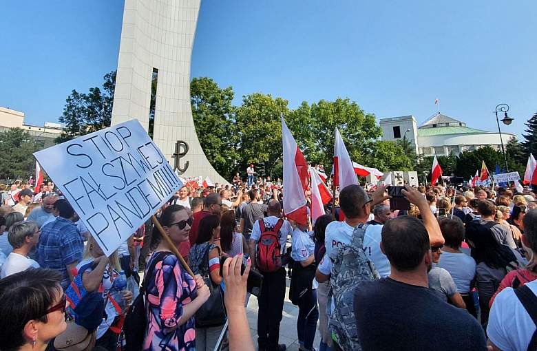 Ulicami Warszawy przeszedł marsz "Zakończyć plandemię! Dość kłamstw!"