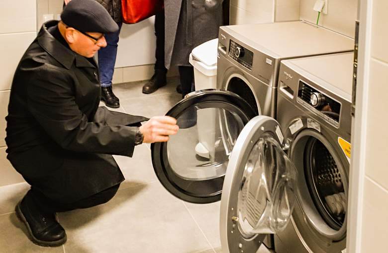 Bezdomni mogą korzystać z pralni i prysznica w wyremontowanych toaletach publicznych