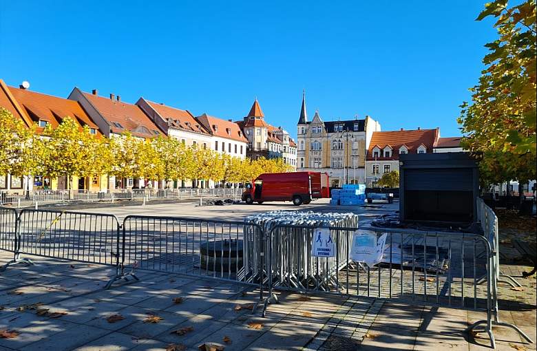 Pszczyna: trwa montaż lodowiska