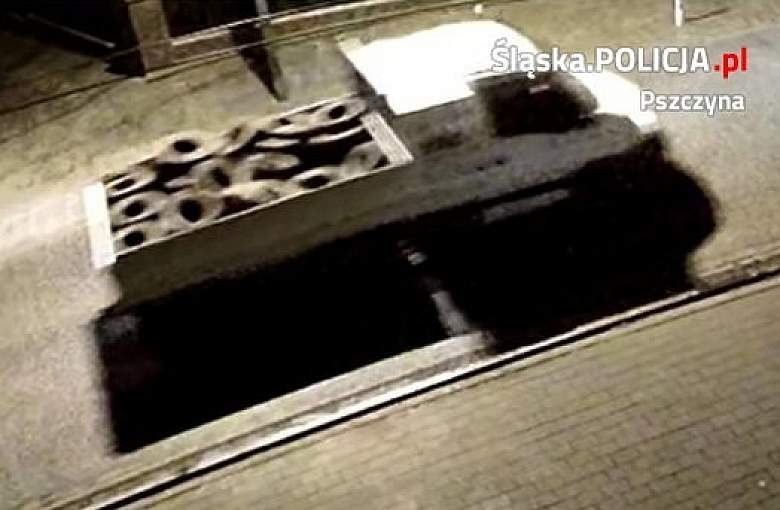 POLICJA POSZUKUJE WŁAŚCICIELA POJAZDU Z KTÓREGO WYRZUCONO OPONY DO ROWU