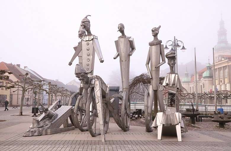 Plenerowa wystawa "Chichot życia" zagościła na pszczyńskim rynku